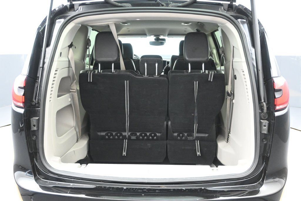 Used 2024 Chrysler Pacifica Touring-L FWD image 7