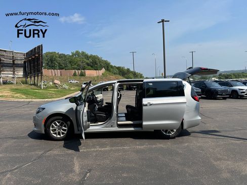 Used 2022 Chrysler Voyager LX FWD image 43