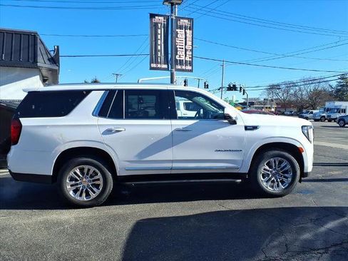 Used 2023 GMC Yukon SLT w/ SLT Luxury Package image 4