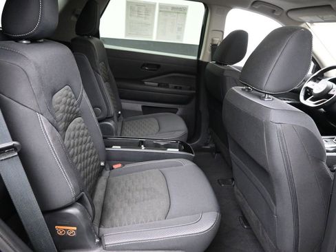 Used 2024 Nissan Pathfinder SV w/ SV Premium Package image 9