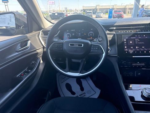 Used 2023 Jeep Grand Cherokee Laredo AWD/4WD image 15