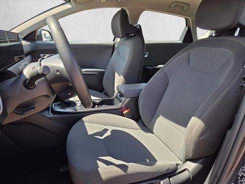 Used 2025 Kia K4 LXS image 15