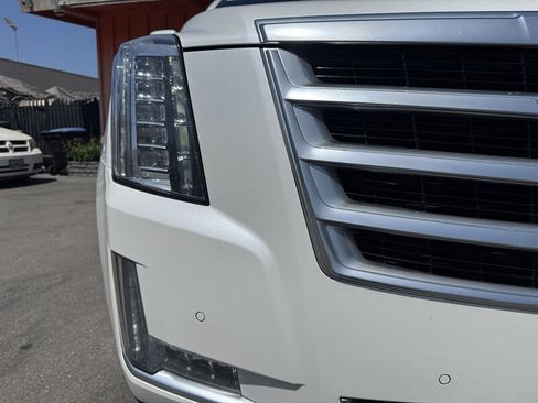 Used 2016 Cadillac Escalade Luxury AWD/4WD image 3