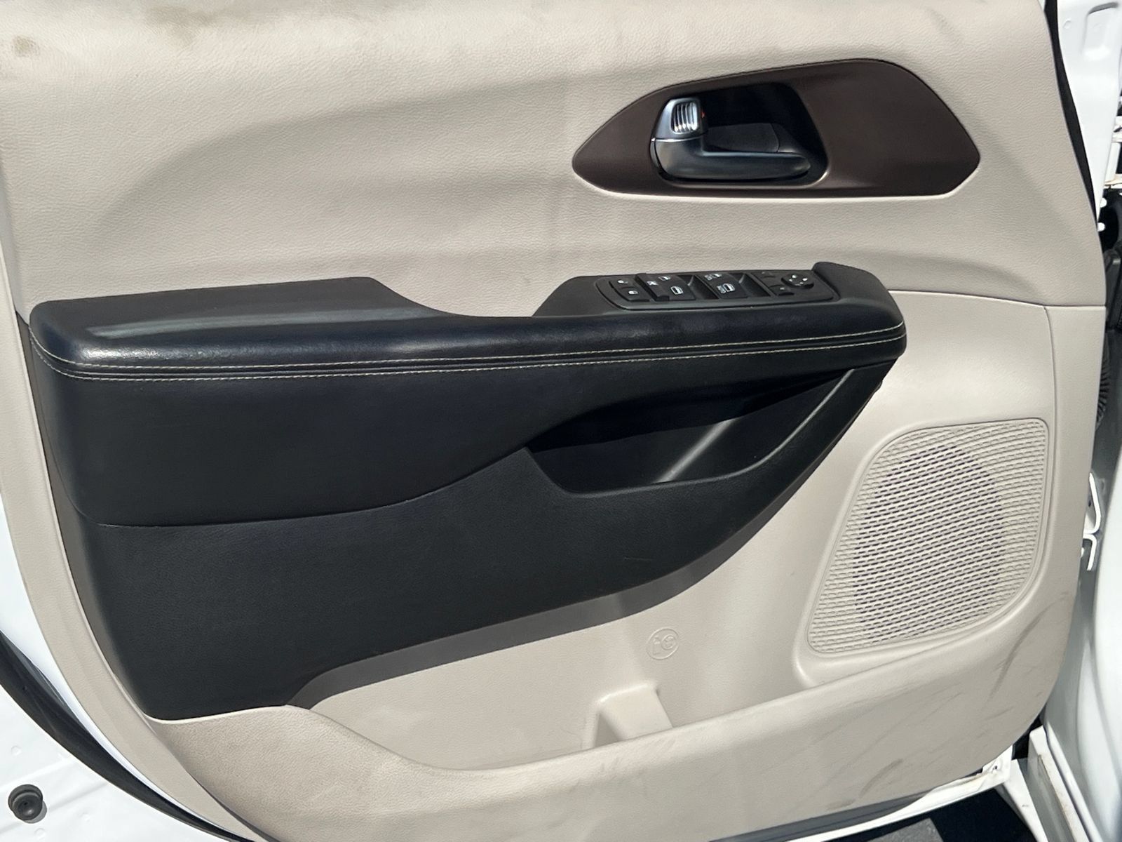 Used 2022 Chrysler Voyager LX FWD image 10