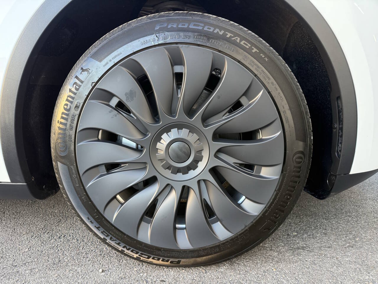 Used 2024 Tesla Model Y Long Range AWD/4WD image 18