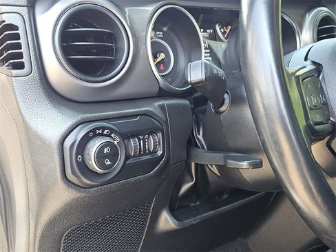 Used 2022 Jeep Gladiator Willys image 16