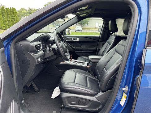 Used 2020 Ford Explorer XLT w/ Equipment Group 202A AWD/4WD image 12