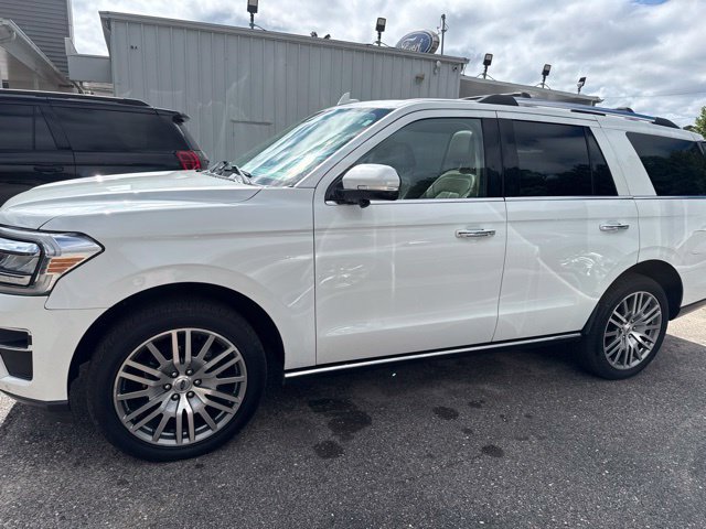 Used 2023 Ford Expedition Limited RWD image 3