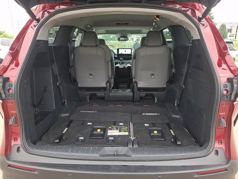 Certified 2025 Toyota Sienna XLE FWD image 31