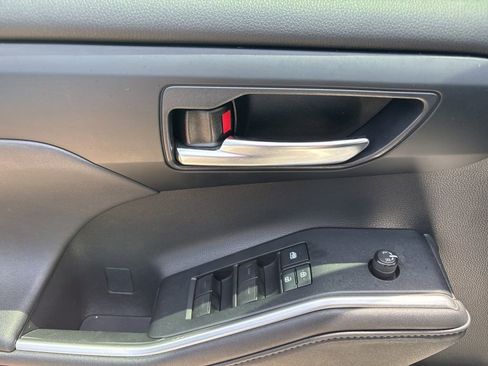 Used 2021 Toyota Highlander XSE FWD image 11