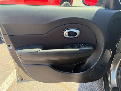 Used 2016 Kia Soul FWD image 13