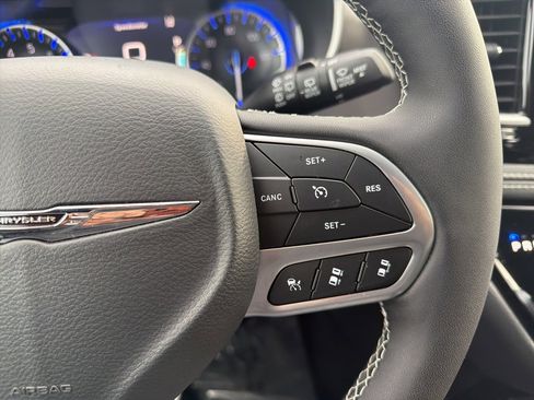 Used 2025 Chrysler Pacifica Select image 8