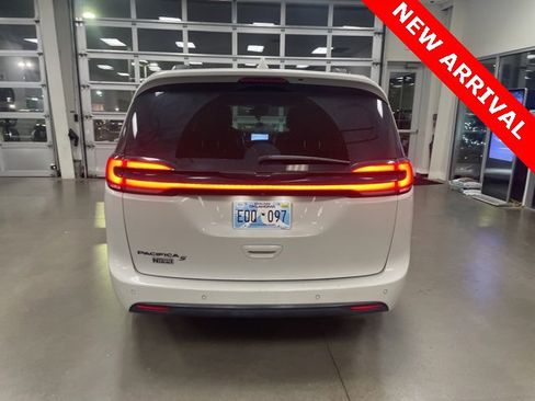 Used 2021 Chrysler Pacifica Touring-L w/ S Appearance Package image 2
