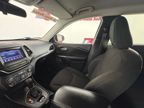 Used 2020 Jeep Cherokee Latitude FWD image 24