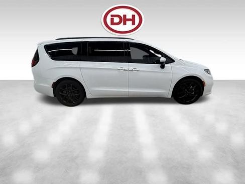 Used 2023 Chrysler Pacifica Touring-L w/ S Appearance Package FWD image 2