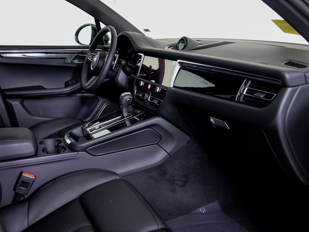 Certified 2026 Porsche Macan AWD/4WD image 7