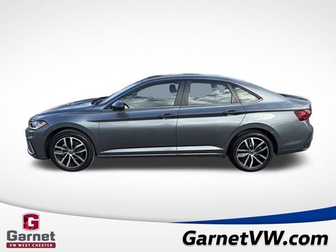 Used 2025 Volkswagen Jetta SE image 2
