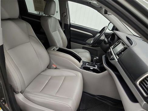 Used 2019 Toyota Highlander XLE image 39