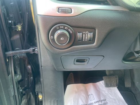 Used 2018 Jeep Cherokee Latitude Plus image 19