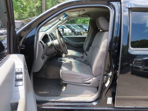 Used 2011 Nissan Frontier SV w/ SV Premium Utility Pkg AWD/4WD image 16