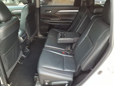 Used 2019 Toyota Highlander XLE AWD/4WD image 9