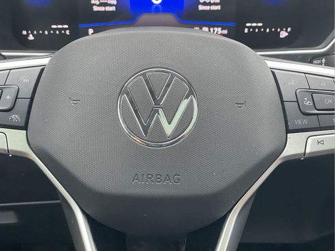 Used 2024 Volkswagen Tiguan SE w/ Panoramic Sunroof Package AWD/4WD image 18