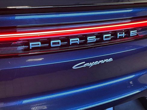 Certified 2025 Porsche Cayenne Coupe AWD/4WD image 33