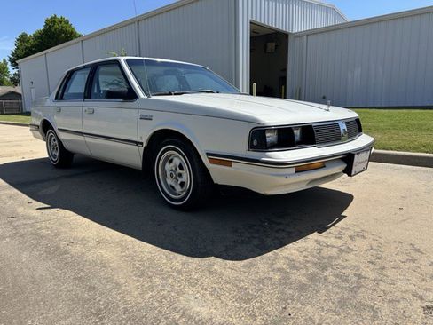 Used 1987 Oldsmobile Cutlass Ciera Sedan FWD image 7