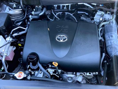 Used 2022 Toyota Highlander LE FWD image 32