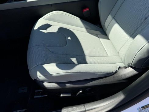 Used 2025 Hyundai Elantra Limited image 17
