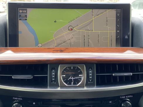 Used 2017 Lexus LX 570 4WD w/ Luxury Package image 20