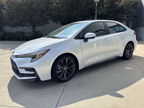 Used 2025 Toyota Corolla XSE FWD image 3