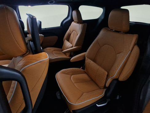 Used 2023 Chrysler Pacifica Pinnacle FWD image 24