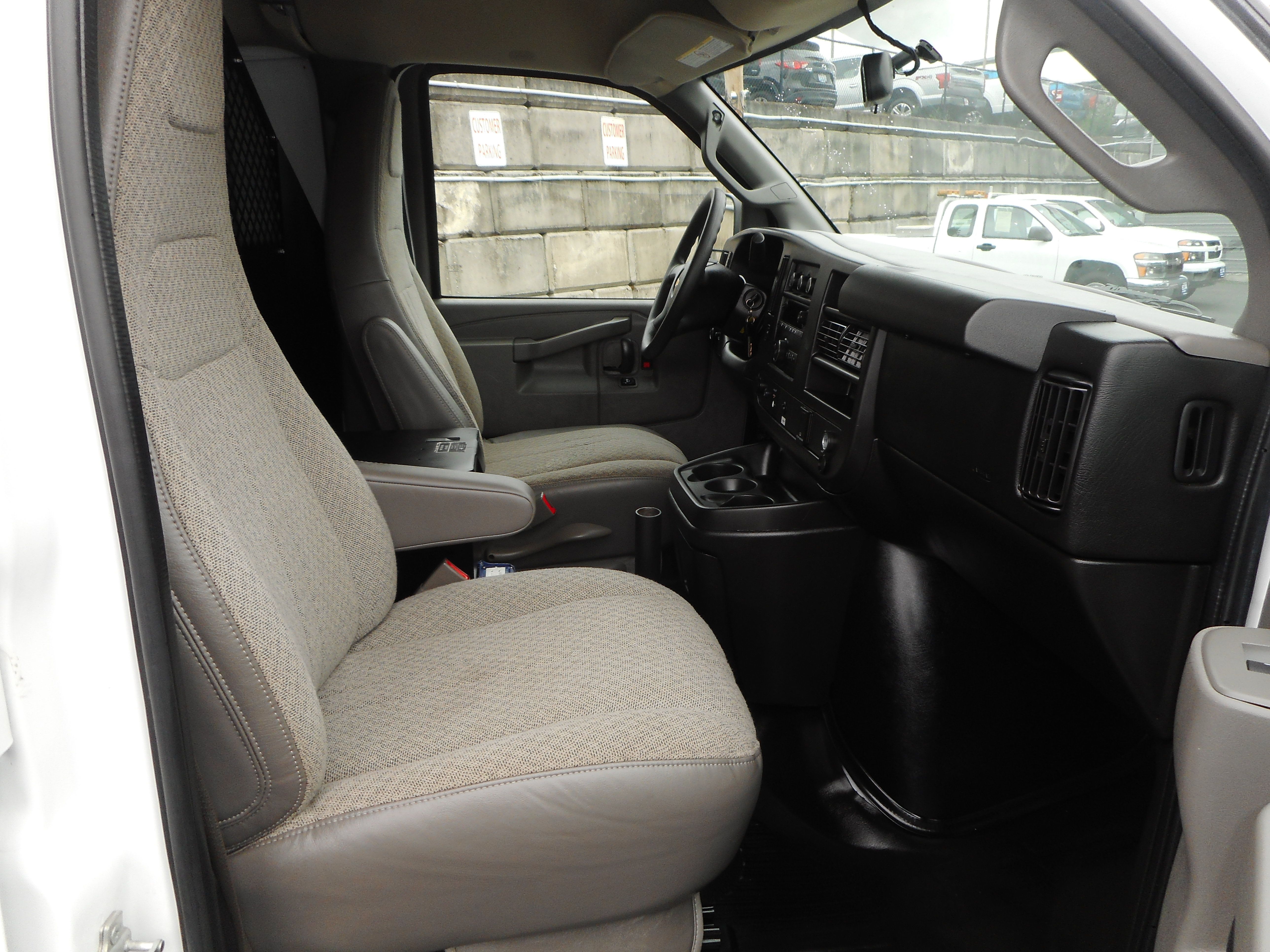 Used 2016 Chevrolet Express 2500 RWD image 23