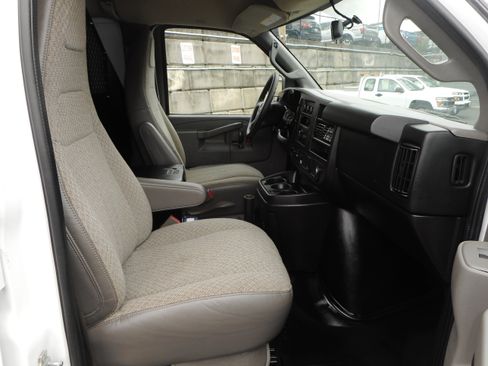 Used 2016 Chevrolet Express 2500 RWD image 23