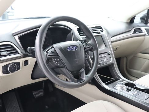 Used 2018 Ford Fusion SE w/ Fusion SE Technology Package FWD image 16