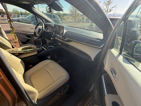 Used 2023 Toyota Sienna XLE image 3