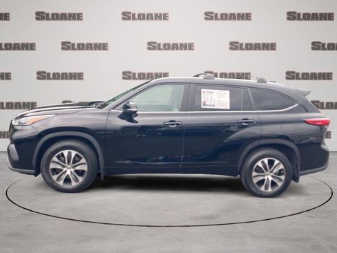 Used 2023 Toyota Highlander XLE AWD/4WD image 2