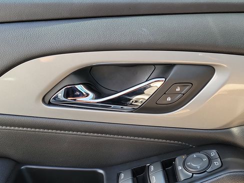 Used 2023 Chevrolet Traverse LT image 25