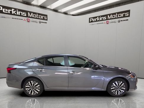 Used 2025 Nissan Altima 2.5 SV FWD image 6
