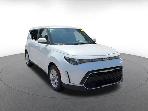 Used 2025 Kia Soul LX w/ LX Technology Package FWD image 3