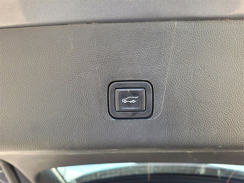 Used 2021 Chevrolet Traverse LT image 10