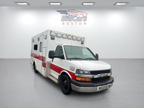 Used 2011 Chevrolet Express 4500 w/ Ambulance Package RWD image 3