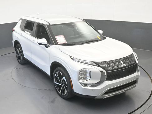 Used 2023 Mitsubishi Outlander SE image 63