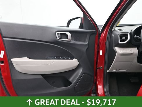 Used 2025 Hyundai Venue SEL FWD image 18