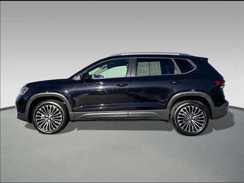 Certified 2025 Volkswagen Taos SE image 3