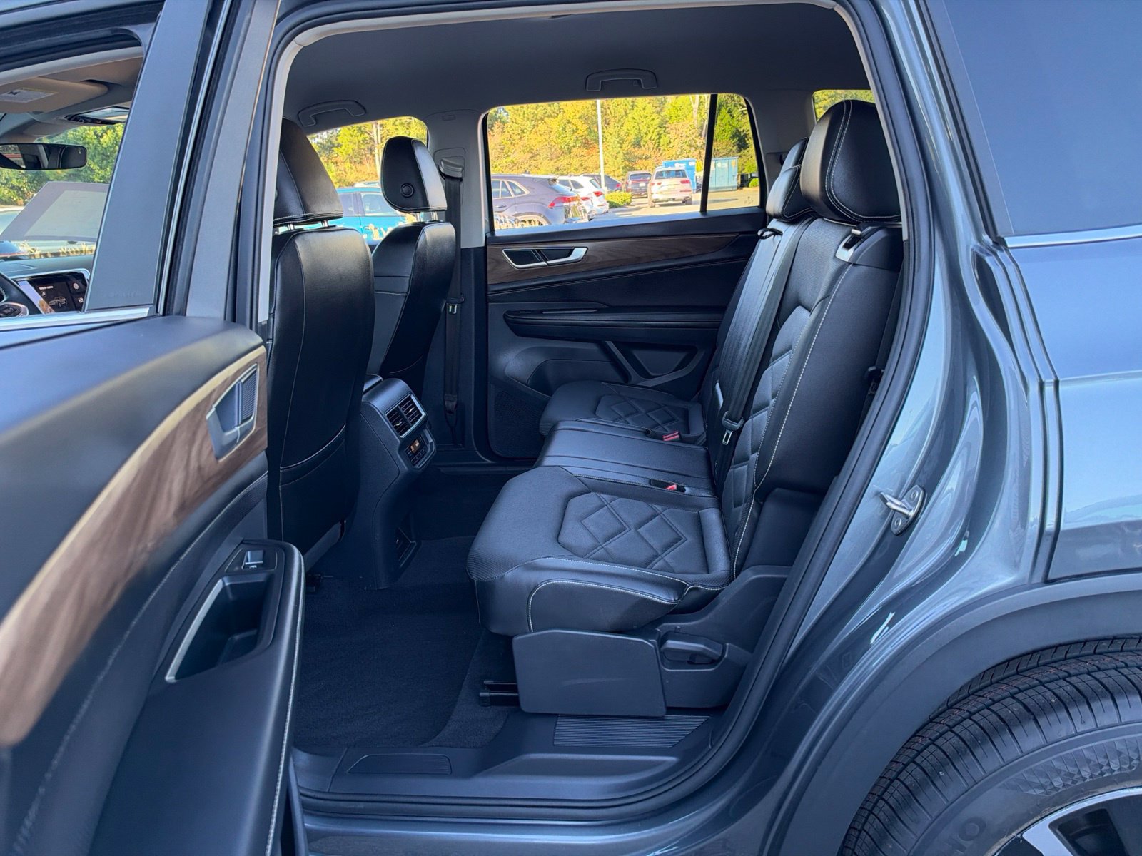 Certified 2024 Volkswagen Atlas SE FWD image 28