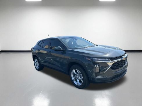 Used 2025 Chevrolet Trax LS w/ LS Convenience Package FWD image 4