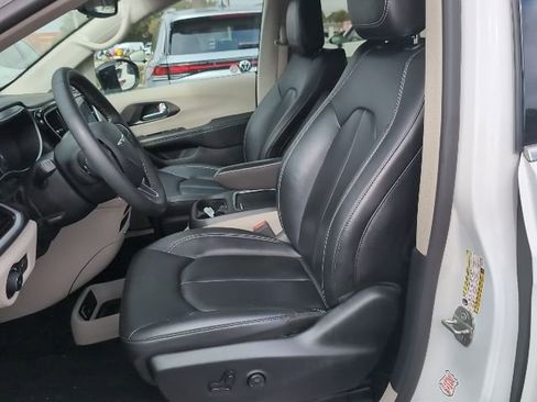 Used 2024 Chrysler Pacifica Touring-L image 8