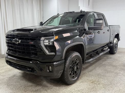 Used 2024 Chevrolet Silverado 2500 LT w/ Midnight Edition image 3